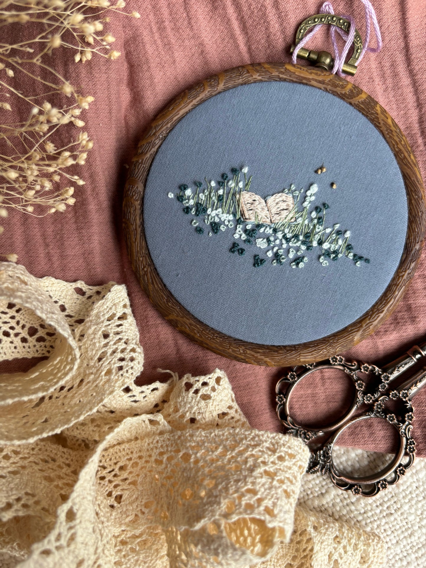 Broderie livre vintage