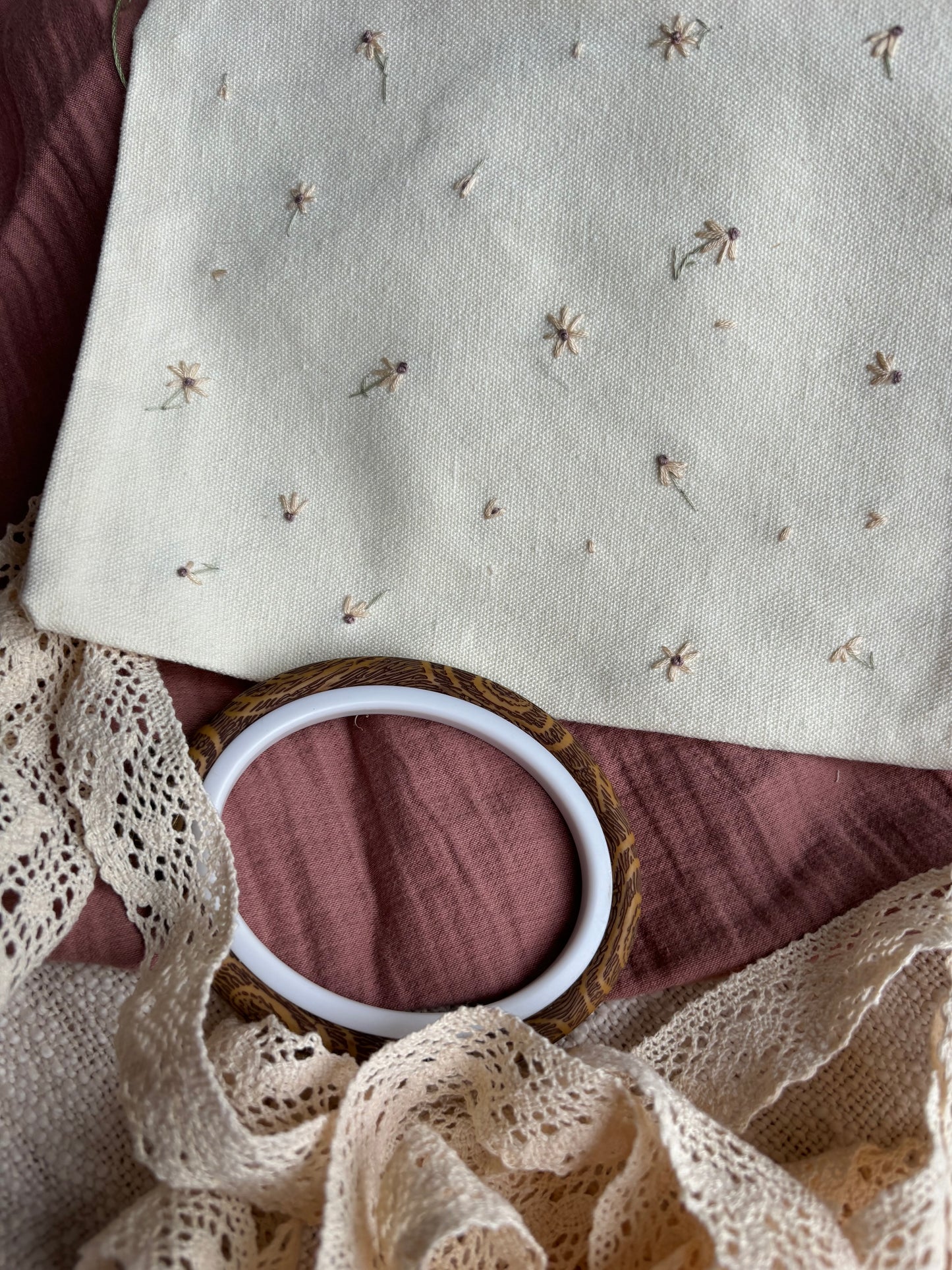 Étui brodé avec fleurs