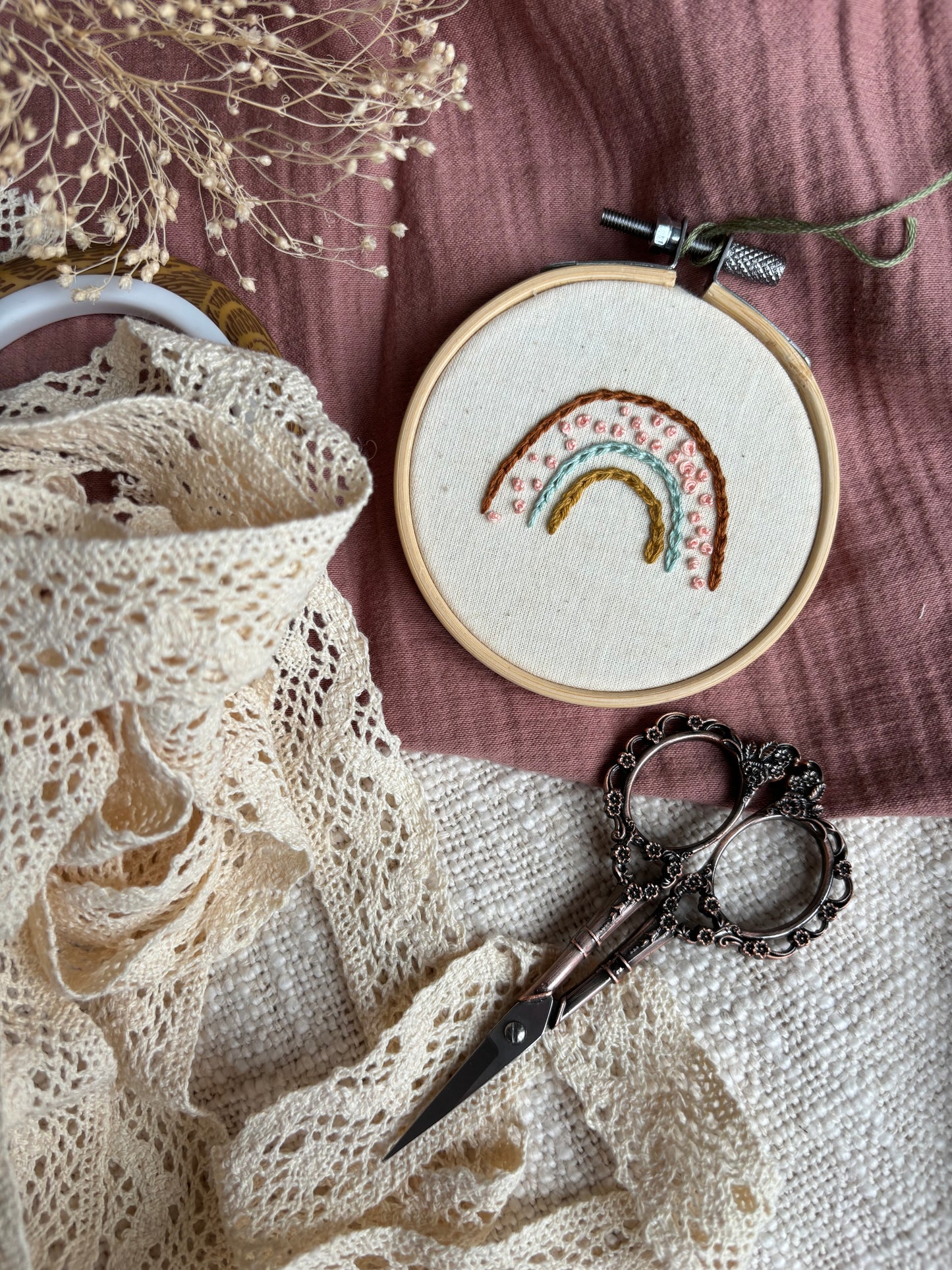 Broderie arc-en-ciel