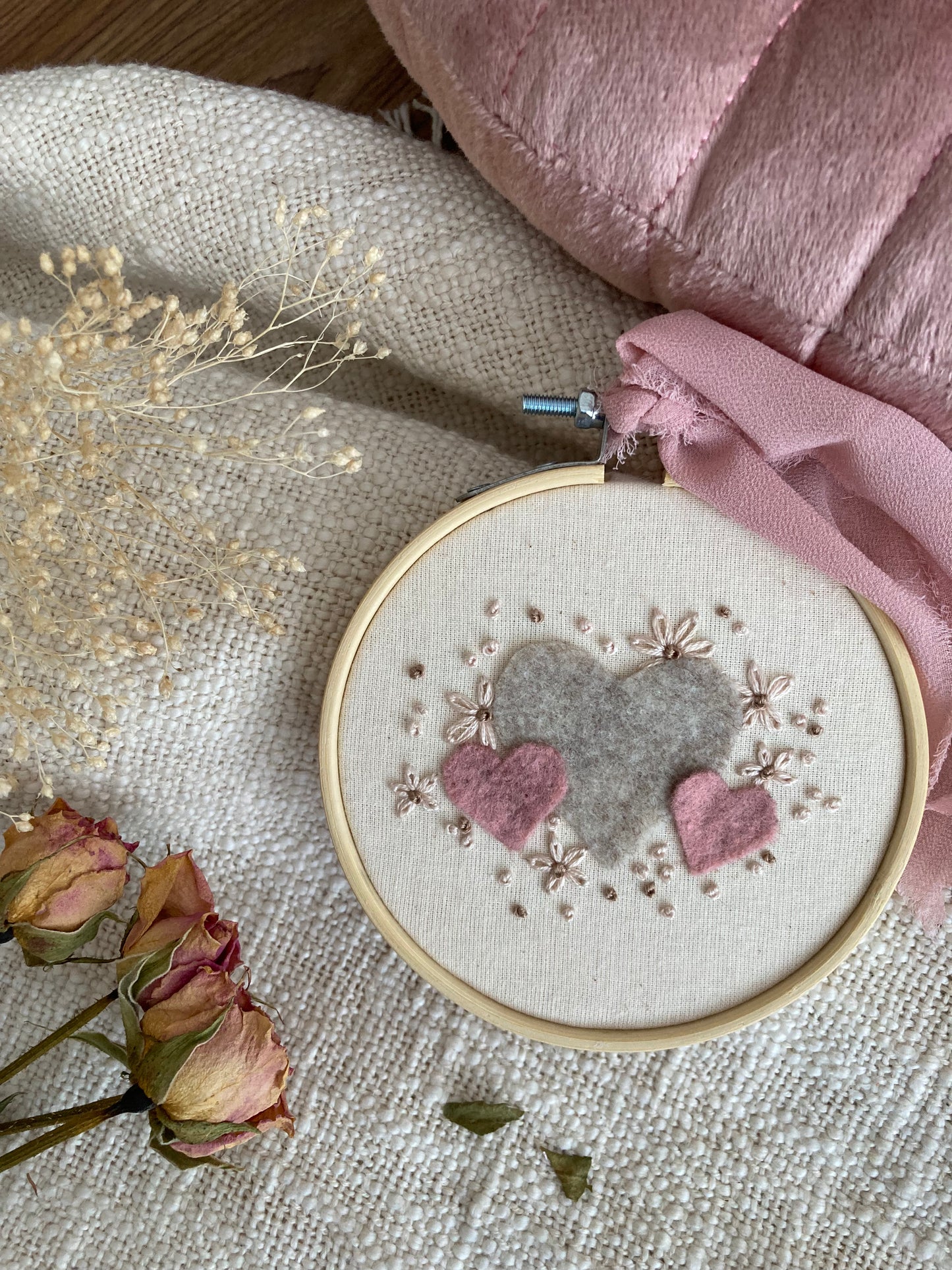 Coeurs grand beige et deux petits roses