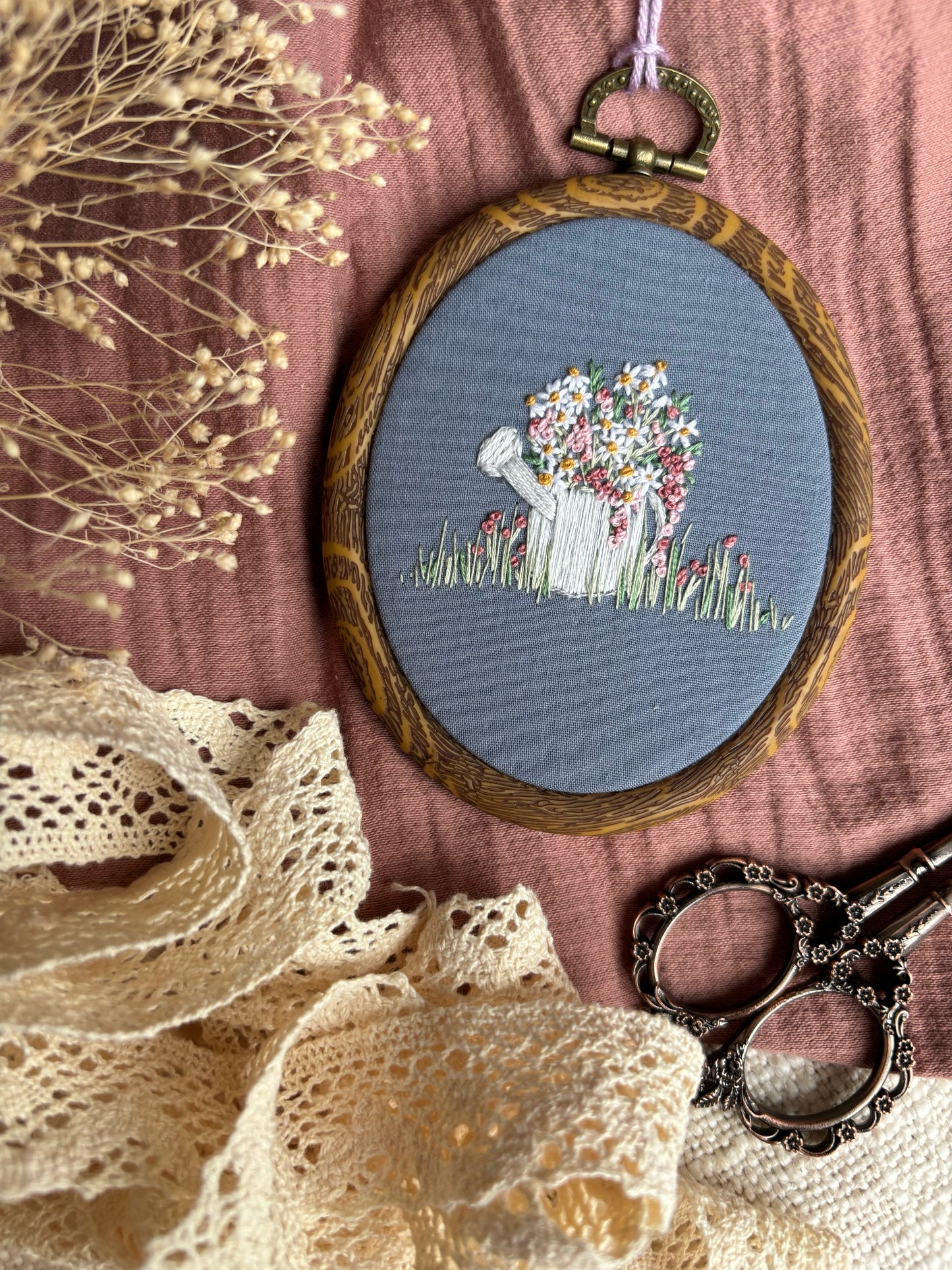 Broderie arrosoir vintage