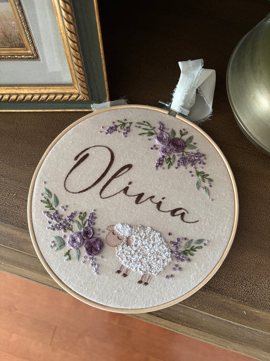 Olivia - broderie pour enfant mouton